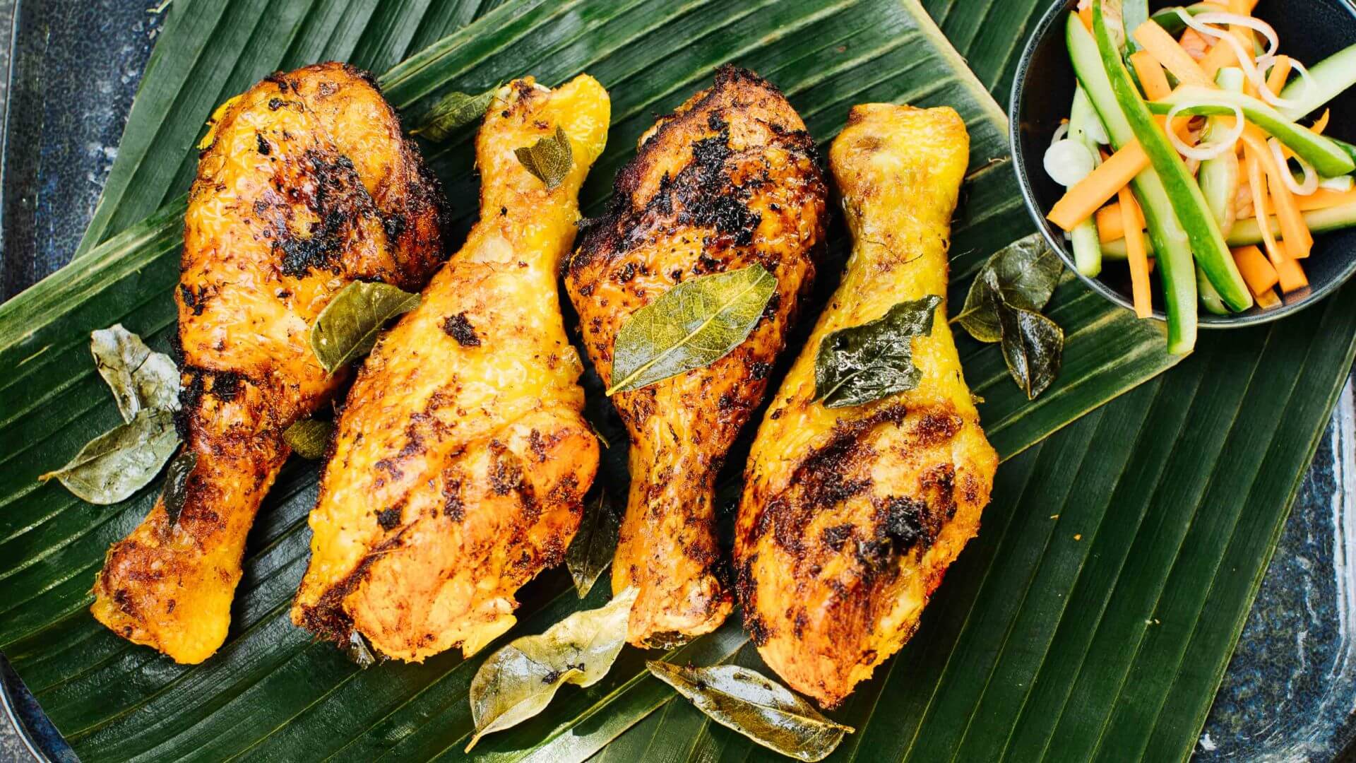 Ayam Goreng - Frittiertes Hähnchen mit würziger Curry-Paste: Außen knusprig, innen saftig – so muss malaysisches Fried Chicken schmecken! 🍗 In einer aromatischen Paste aus Zitronengras, Ingwer und Kreuzkümmel mariniert, wird das Hähnchen...