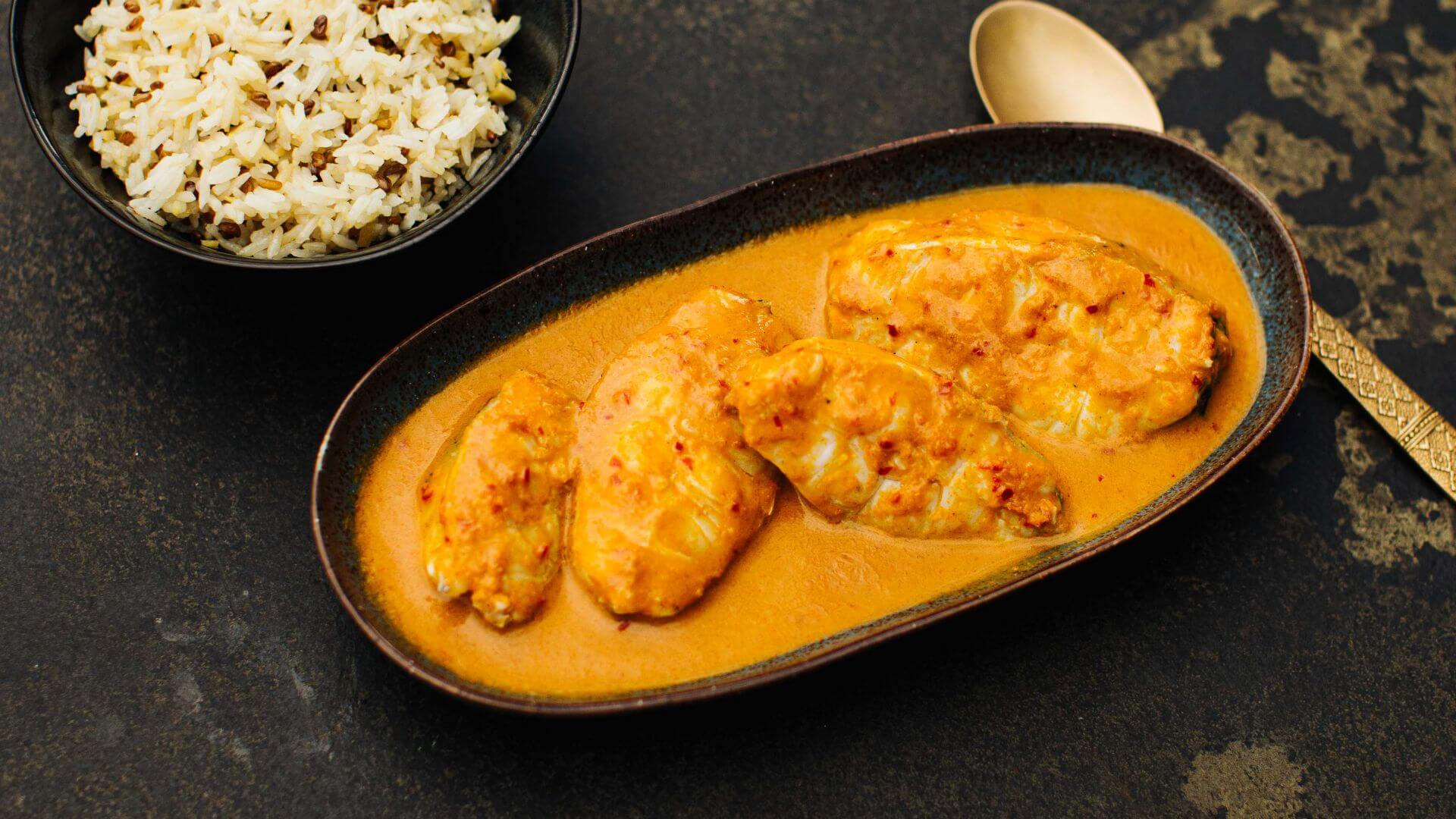 Thunfisch Curry aus Malaysia: Gulai Ikan ist ein klassisches malaiisches Fisch-Curry – vollmundig, aromatisch und einfach zum Verlieben. 🐟 Die Basis bilden Ingwer, Schalotten und Knoblauch, verfeinert mit einer hausgemachten Chilipaste und einem...