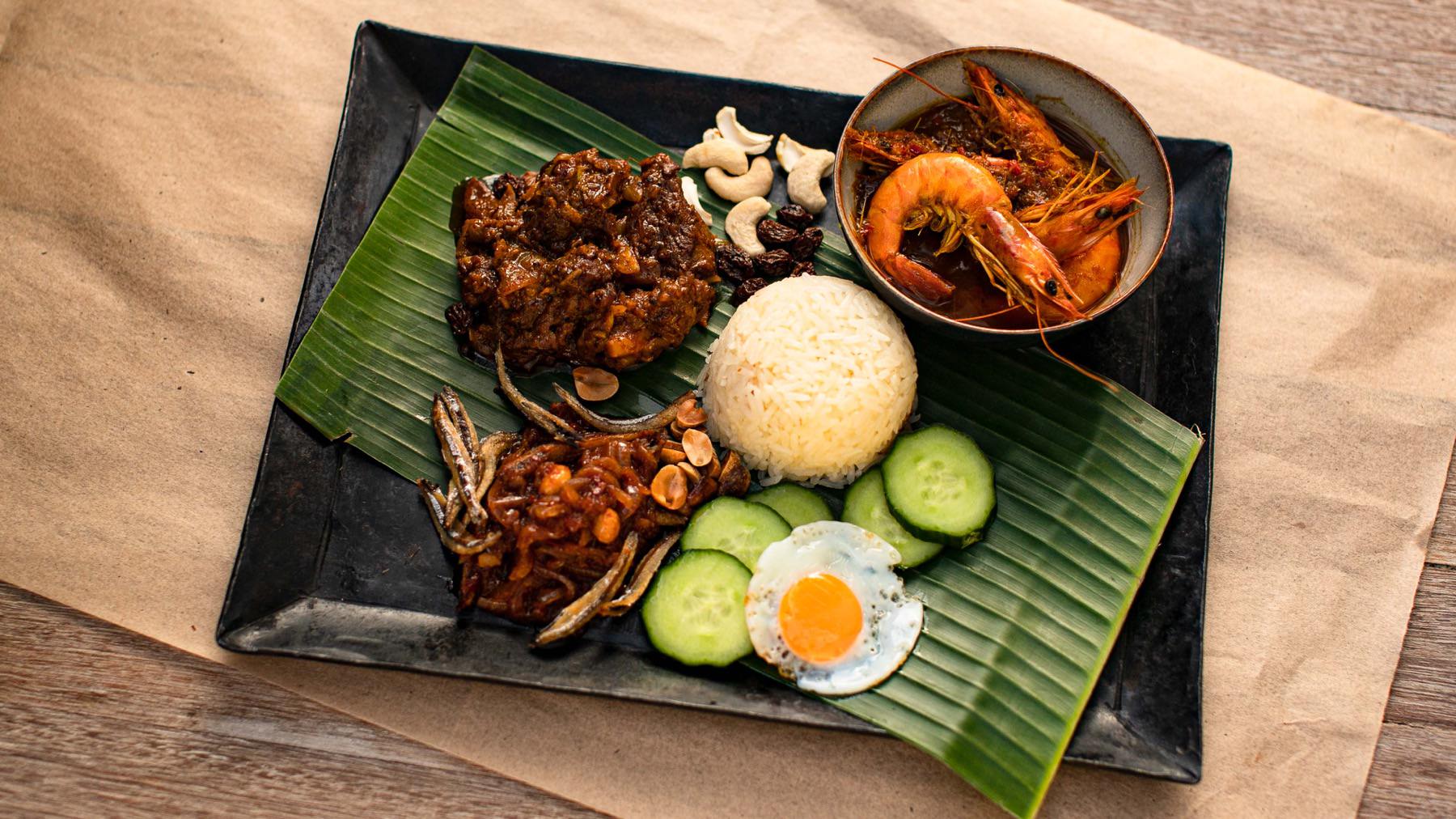 Nasia Lemak - Kokosreis mit Curries und scharfem Sambal aus Malaysia: Nasi Lemak bringt den herzhaften Charme der malaysischen Küche direkt zu dir! Genieße den mit Kokosmilch gekochten Reis, der ein reichhaltiges Geschmackserlebnis bietet,...