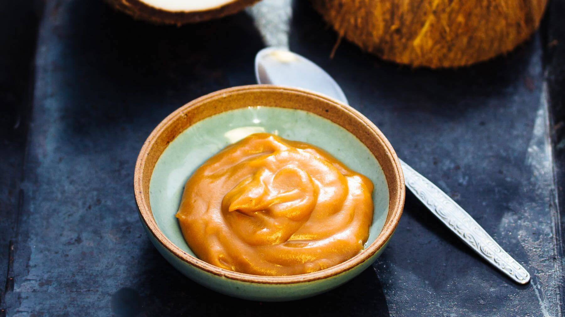 Kaya - Kokosmarmelade mit Pandan-Blätter aus Malaysia: Kaya ist Malaysias Antwort auf britische Marmelade – ein cremiger Kokosaufstrich, erfunden von Hainanesen in kolonialen Haushalten. 🥥 Aus karamellisiertem Zucker, Kokosmilch und Ei entsteht...