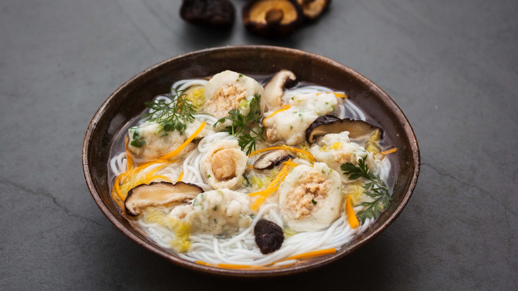 Nudelsuppe mit Fisch-Nocken - Yu Rou Geng Mian Tang: Fisch oder Fleisch? In Taiwan lautet die Antwort ganz klar: beides! 🐟🐖 Diese herzhafte Suppe vereint Fischpaste und Schweinehack in einem Bällchen – eine Kombi, die auf Taiwans Nachtmärkten...