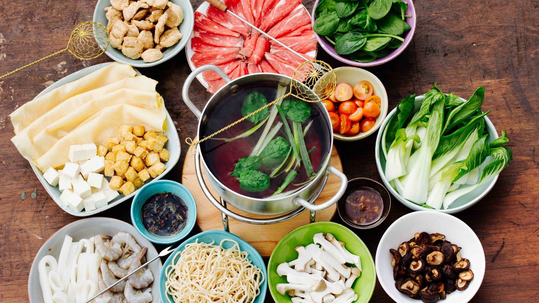 Taiwanesischer Feuertopf - Fondue - Huo Guo: Hot Pot ist mehr als nur ein Gericht – es ist ein kulinarisches Gemeinschaftserlebnis! 🍲 In der Mitte steht ein Topf mit heißer Brühe, drumherum: Freunde, Familie und ein bunter Mix aus Zutaten zum...