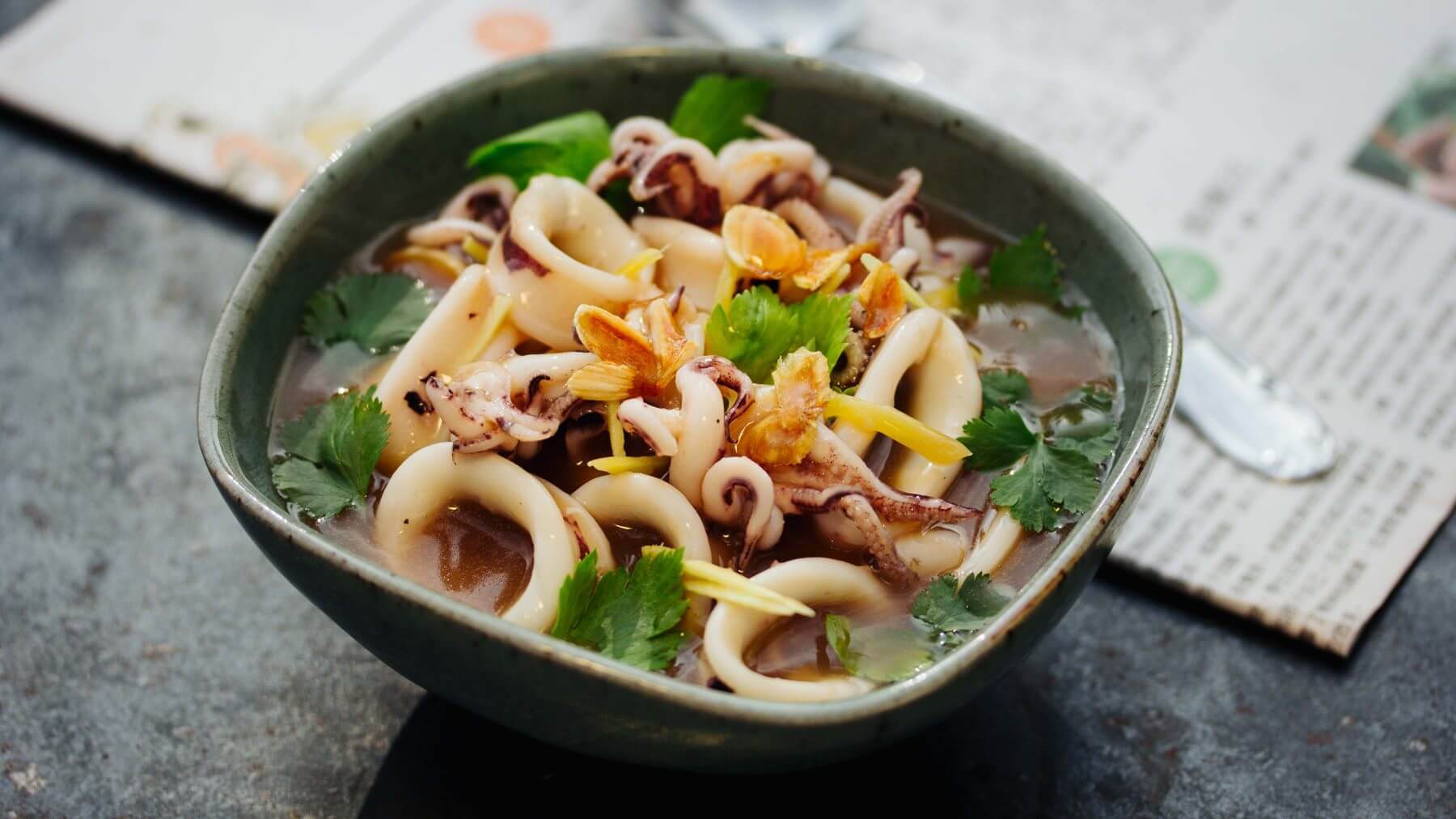 Suppe mit zartem Tintenfisch - You Yu Tang: Zart, frisch und schnell gemacht – diese Tintenfischsuppe ist ein echtes Leichtgewicht mit Tiefgang. 🦑 Die gehaltvolle Brühe trifft auf Sellerie, Koriander und fein gegarte Babykalamare, die du am...
