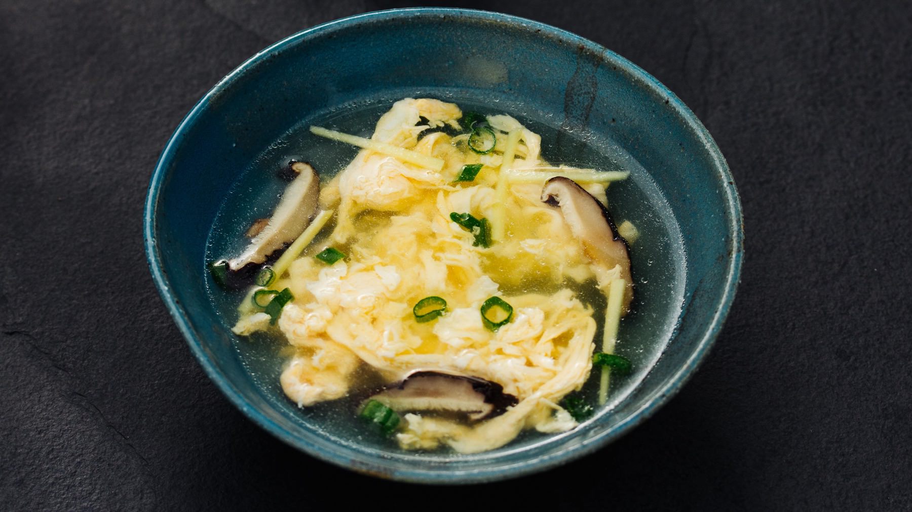 Eierblumensuppe aus Taiwan - Dan Hua Tang: Eierblumensuppe ist ein echter Klassiker der chinesischen Küche – simpel, schnell gemacht und einfach wohltuend. 🍲 Aus Hühnerbrühe und frischen Eiern entsteht eine seidig-zarte Suppe, die nicht nur bei...