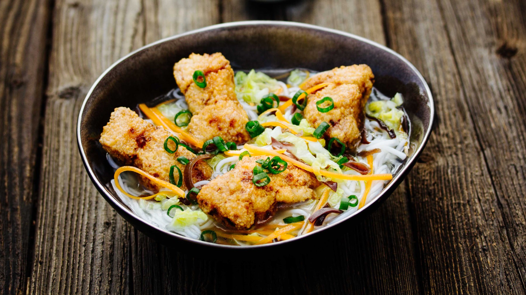 Nudelsuppe mit frittierten Makrelen - Tu Tuo Yu Geng Mi Fen: Knusprige Makrele in Suppe? Oh ja! 🐟 Außen goldbraun, innen zart – die frittierten Makrelenfilets machen diese Suppe zu einer herzhaften Mahlzeit mit Biss. Die angedickte Brühe ist...