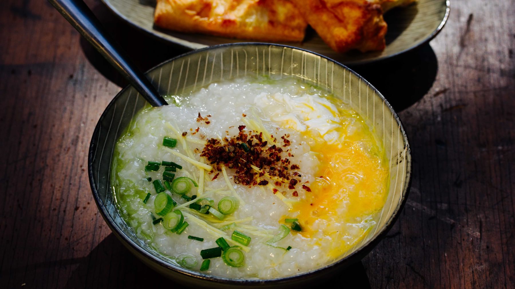 Reissuppe-Congee - Xi Fan: Congee ist der asiatische Frühstücksklassiker – von Thailand bis Japan, heiß geliebt und völlig unterschätzt. 🍚 Wer denkt, es sei fade Krankenkost, kennt die echten Aromen nicht! Die Basis ist einfach: Reis, lange...