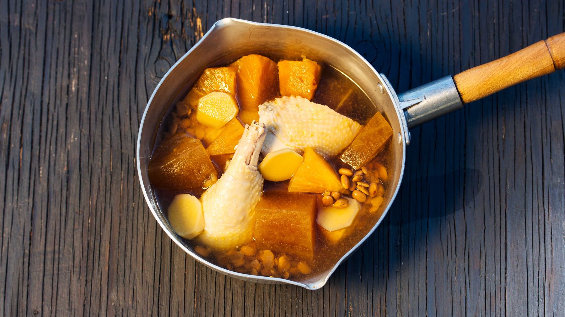 Hühnersuppe mit Ananas und Wintermelone - Feng Li Dong Gua Ji Tang: Bereits im 17. Jahrhundert wurde in Taiwan Ananas angebaut, doch erst im 20. Jahrhundert entwickelte sich daraus eine bedeutende Exportindustrie – vor allem für Ananas in Dosen,...