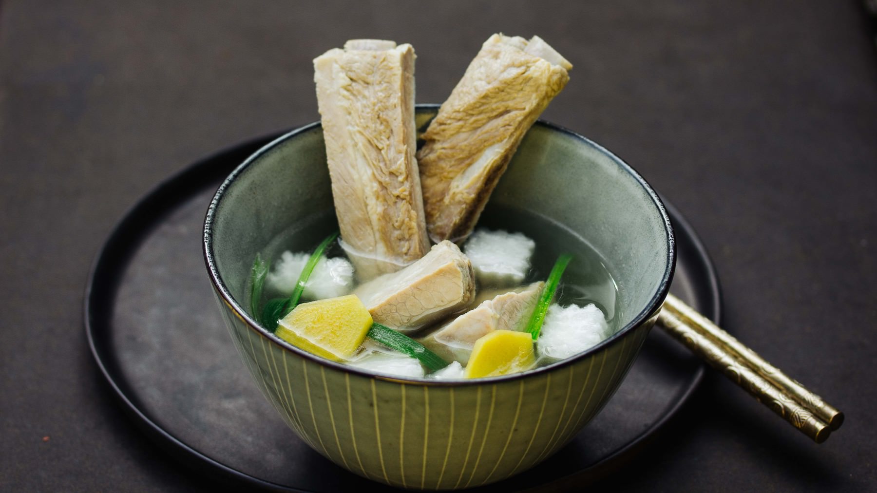 Suppe mit Schweinerippchen und Daikon - Pai Gu Luo Bo Tang: Schweinerippchen mit Daikon – ein echter Klassiker aus der asiatischen Straßenküche. Saftige Spareribs treffen auf milden Daikon-Rettich und ergeben zusammen eine herzhafte Suppe, die...