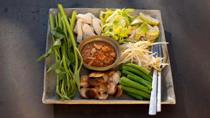Salat mit Hähnchen, sechs Gemüsen und Kokosdressing