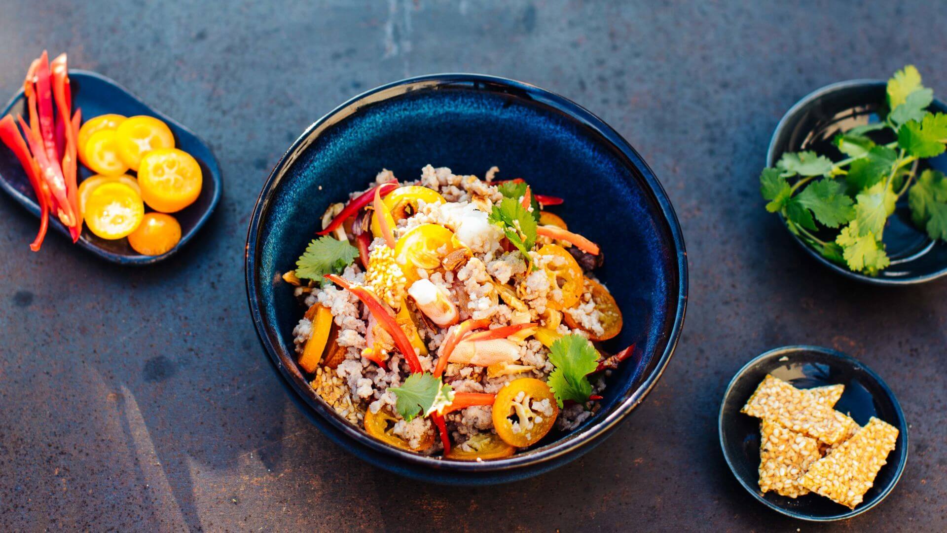 Thai-Salat mit Kumquat, Sesamriegel, Schweinefleisch und Garnelen Thai-Salat mit Kumquat, Sesamriegel, Schweinefleisch und Garnelen