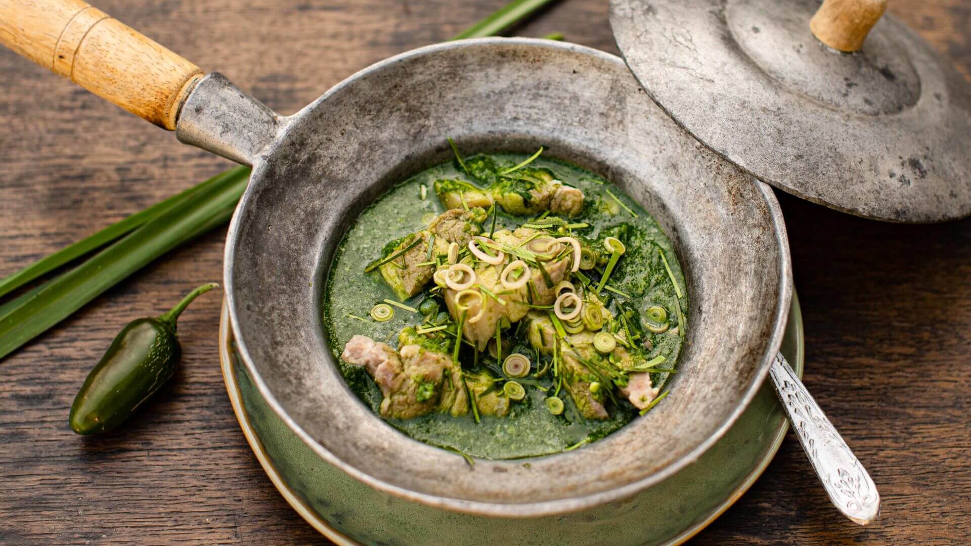 Gaeng Buan – Grünes Curry mit Schweinefleisch und Zitronengras: Grünes Curry ist neben dem roten Curry ein Klassiker der Thai-Küche. Wir haben es hier in einer Variante zubereitet, in der die grüne Farbe durch den Saft von frischen Spinatblättern...