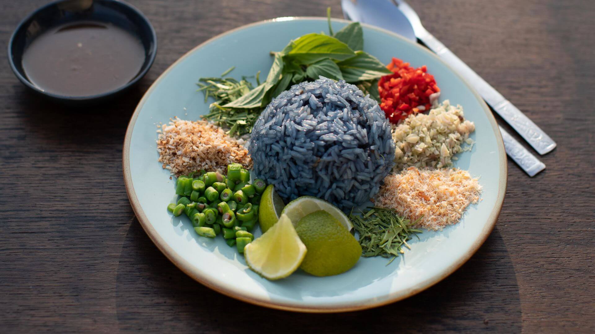 Kao Yum – Regenbogen-Reissalat: Kao Yum ist ein aromatischer Reissalat aus Südthailand mit malaiischen Wurzeln – bunt, frisch und voller Textur. 🌾 Der Reis wird traditionell mit Schmetterlingserbsentee leuchtend blau gefärbt – wir nutzen...