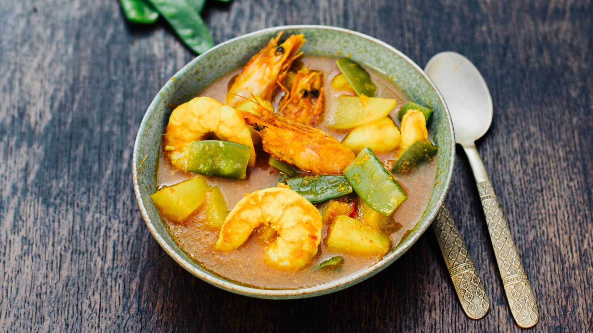 Gaeng Som – Fruchtig-scharfes Garnelencurry aus Südthailand: Gaeng Som ist ein scharfes Curry aus Südthailand, das durch Tamarinde und Ananas eine herrlich fruchtige Säure bekommt. 🌶️ In Südthailand gehört es zur alltäglichen Küche und steht in...