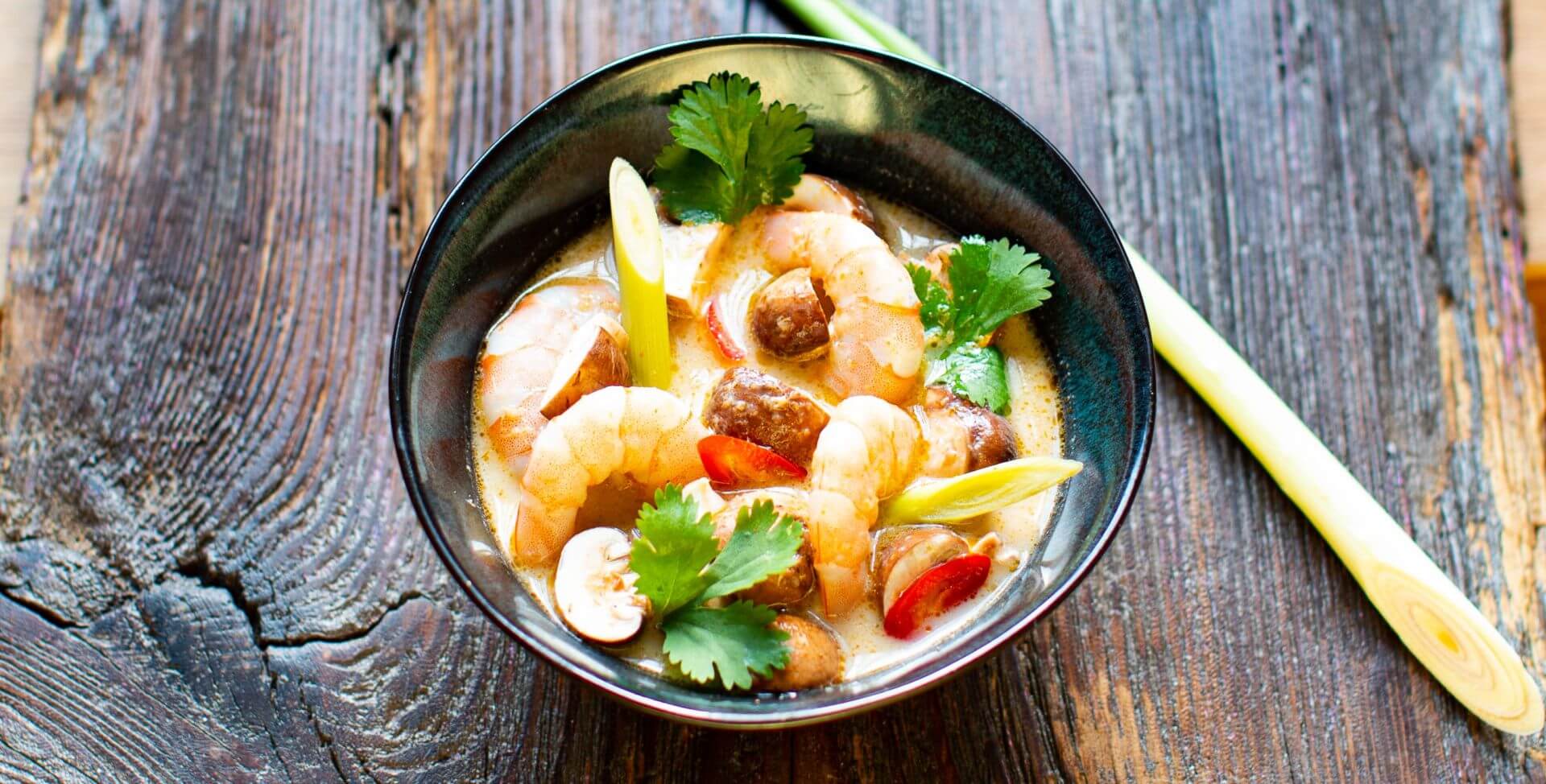 Tom Ka Gung - Thai Garnelen-Kokos Suppe: Tom Kha Gung ist eine der bekanntesten Thai-Suppen – cremig, duftend und voller Charakter. 🍤 „Tom Kha“ heißt wörtlich Suppe mit Galgant, der zusammen mit Zitronengras, Kokosmilch und Kaffirlimettenblättern...