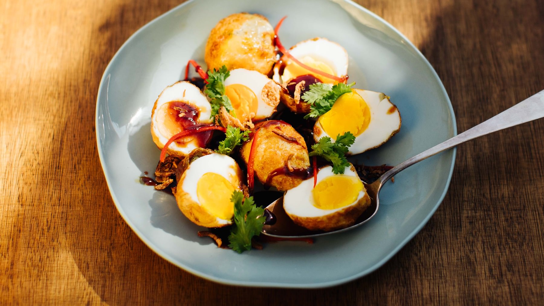 Son-in-Law-Eggs - Khai Luk Koei: Frittierte Eier mit Charakter – außen knusprig, innen cremig und serviert mit einer süß-sauren Tamarindensauce aus Kokosblütenzucker. 🥚 Dieses thailändische Gericht heißt nicht umsonst „Schwiegersohn-Eier“ – laut...