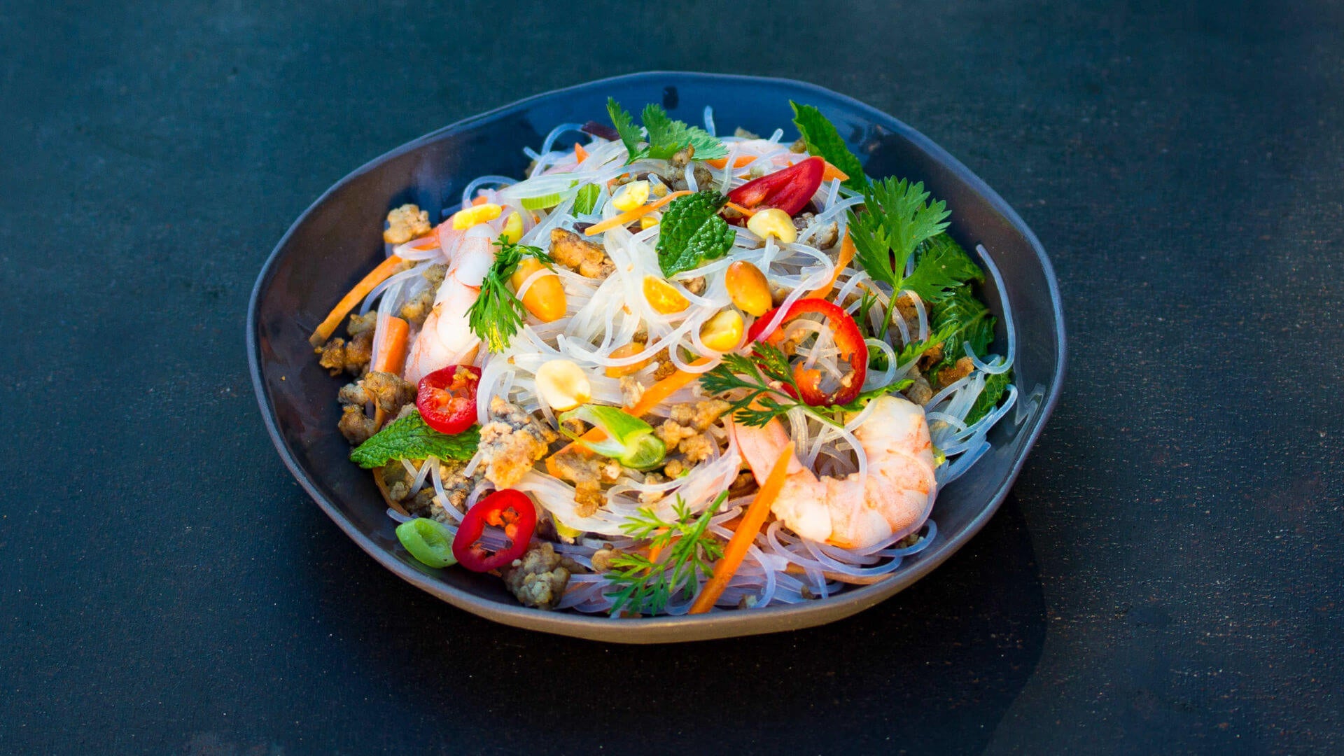 Thai-Glasnudelsalat – Yum Woon Sen: Yum Woon Sen ist Thailands Antwort auf den perfekten Sommersalat: leicht, würzig, sättigend. 🌿 Die feinen Glasnudeln aus Mungbohnen saugen das pikante Limetten-Chili-Dressing regelrecht auf – zusammen mit...