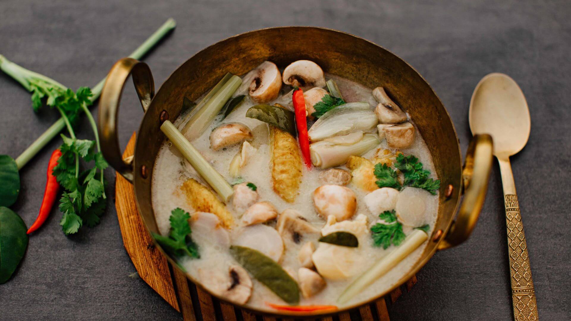 Tom Kha Gai - Hühnersuppe mit Kokosmilch und Galgant: Tom Kha Gai ist die perfekte Kombination aus cremiger Kokosmilch, Galgant, Zitronengras und Kaffirlimettenblättern – eine Suppe voller Aromenvielfalt und Wohlfühlfaktor. 🍗 Das zarte...