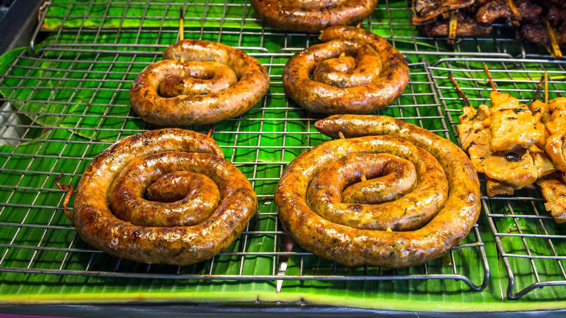 Sai Ua - Bratwurst aus Chiang Mai: Sai Ua ist die legendäre Würstchen-Spezialität aus Chiang Mai – vollgepackt mit Aromen von Chili, Kräutern und Gewürzen. 🌶️ Ursprünglich aus den Bergen Nordthailands und dem Shan-Staat in Burma, wird sie heute...