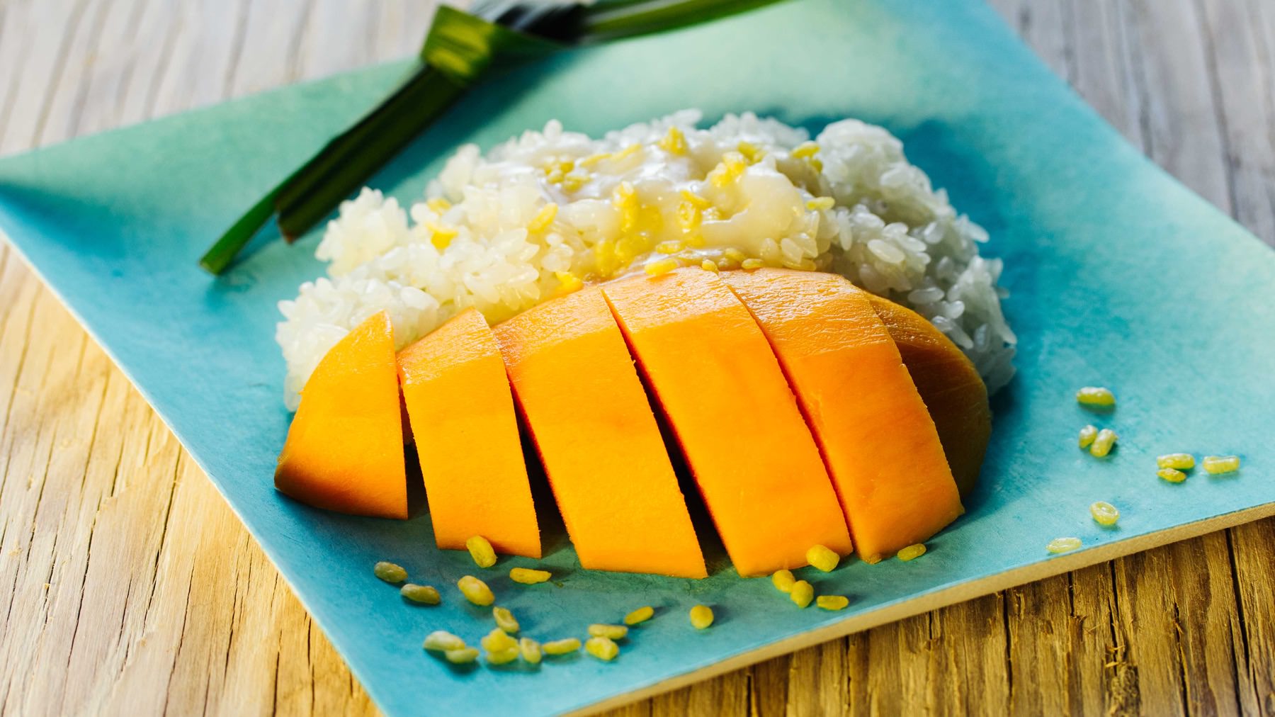 Sticky Rice mit Mango – Khao Niaow Ma Muang: Mango Sticky Rice ist der Dessertklassiker aus Thailand – süßer Klebreis mit Kokosmilchsauce, serviert mit goldgelber Mango und getoppt mit gerösteten Mungbohnen für den Crunch. 🥭 Besonders beliebt ist...