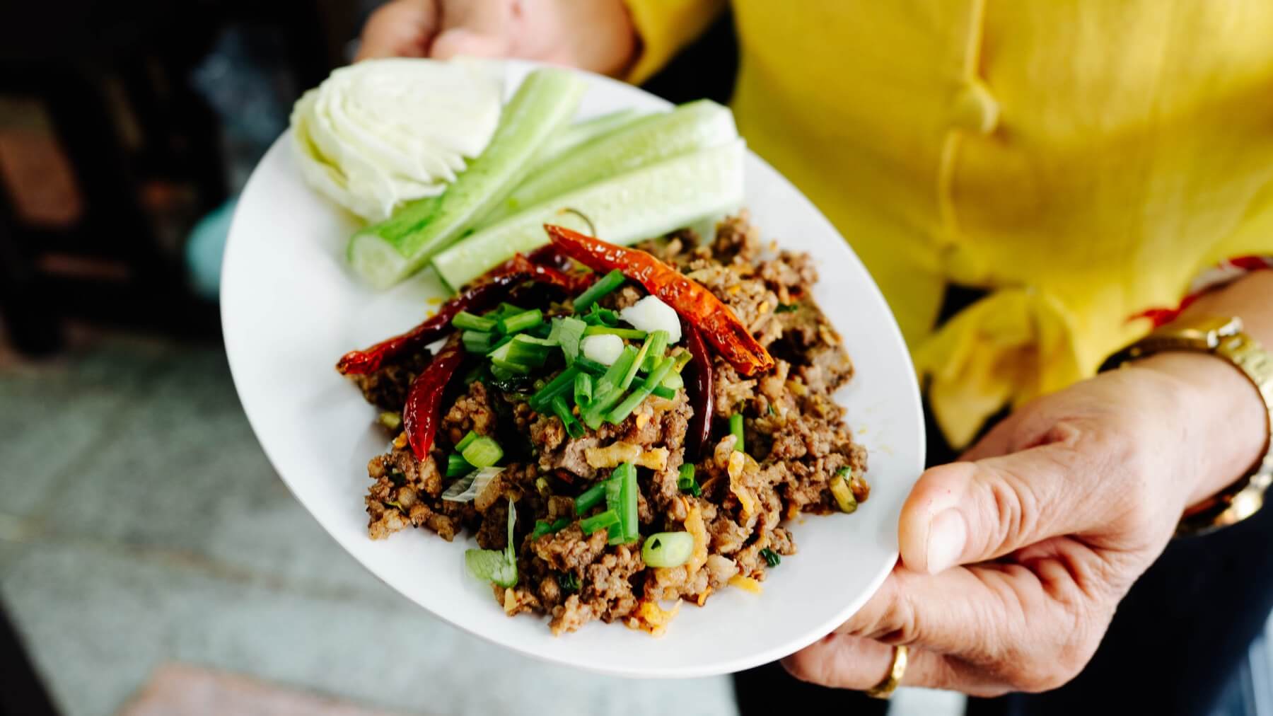 Laab Moo - Thai-Salat mit gehacktem Schweinefleisch: Laab – auch Laap oder Larb – ist ein würziger Hackfleischsalat aus dem Nordosten Thailands, genauer gesagt aus dem Isaan, wo die Küche stark von Laos beeinflusst ist. 🌿 Kurz gegartes...