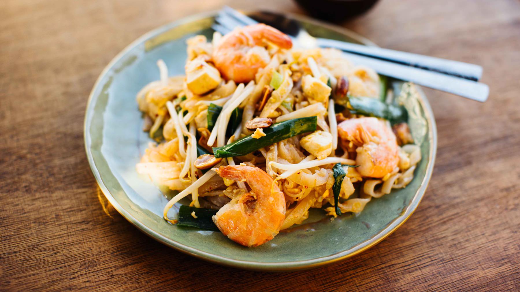 Gebratene Thai-Nudeln – Pad Thai: Entdecke die Magie von Pad Thai! 🇹🇭 Dieses Streetfood-Highlight aus Bangkok begeistert mit seinem Spiel aus süß, sauer und salzig, mit knackigen Sprossen, saftigen Garnelen und zarten Reisnudeln. Und das Beste:...