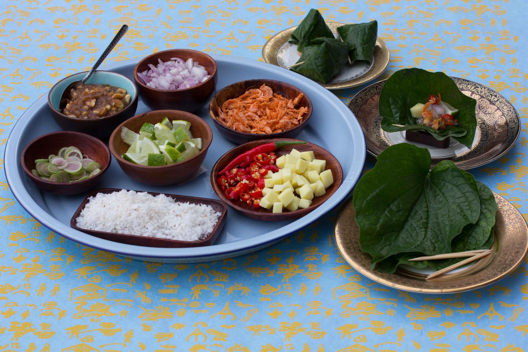 Snack im Pfefferblatt - Miang Kam: Miang Kam heißt wörtlich: „viele kleine Dinge mit einem Biss“ – und genau das macht diesen thailändischen Snack so besonders. 🌿 Auf Nachtmärkten in Thailand ein beliebter Klassiker, werden geröstete Erdnüsse,...