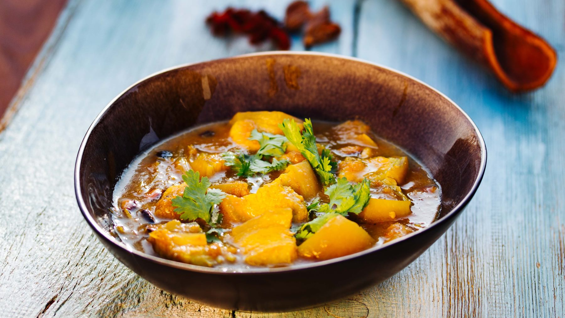 Curry Chiang Mai Style . Gaeng Hang Lay: Gaeng Hang Lay – auch bekannt als Curry Chiang Mai – ist ein würziges Schmorgericht aus dem burmesisch-thailändischen Grenzgebiet. 🐷 Die Kombination aus Sternanis, Kardamom, Kreuzkümmel und Nelken verleiht...