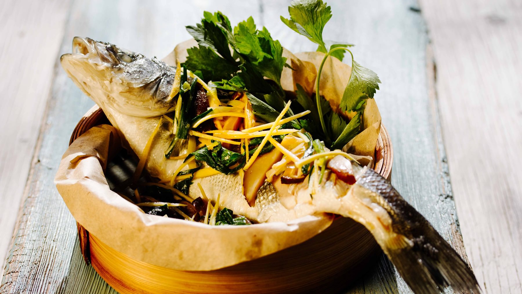 Gedämpfter Fisch mit Sojasauce und Ingwer - Plaa Neung See Ew: Gedämpfter Fisch mit Sojasauce und Ingwer ist ein leichtes, elegantes Gericht, das den feinen Eigengeschmack des Fisches perfekt zur Geltung bringt. 🐟 Dieses Rezept stammt...