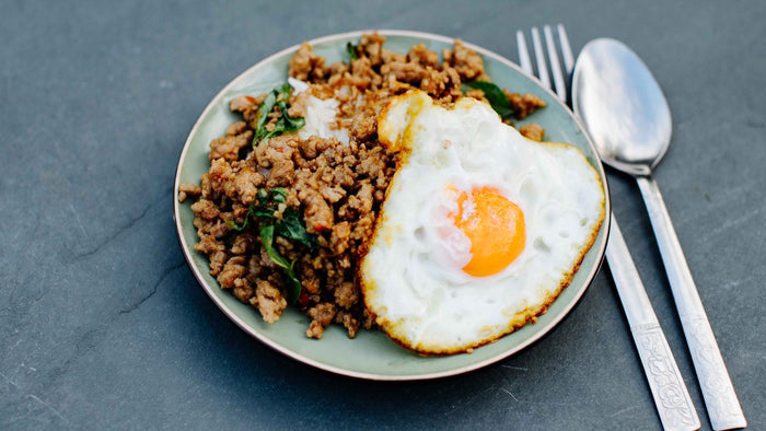 Pad Kra Pao aus dem Wok mit Heiligem Basilikum