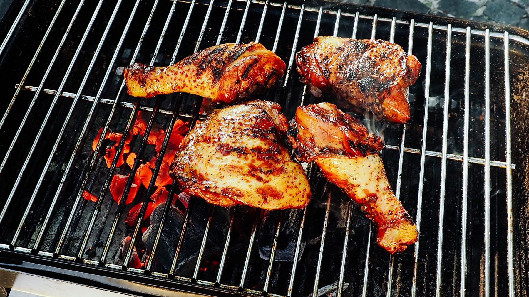 Gegrilltes Hähnchen Isaan Style - Gai Yang: Gai Yang ist gegrilltes Hähnchen, wie man es überall im Isaan, dem Nordosten Thailands, findet – würzig mariniert mit Zitronengras und Koriander. 🍗 Ursprünglich ein Gericht laotischer Einwanderer, ist...