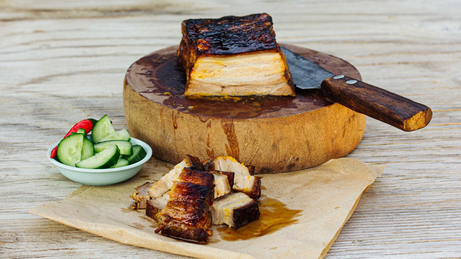 Gegrillter Schweinebauch - Moo Daeng: Moo Dang ist saftig gegrilltes Schweinefleisch, wie man es überall auf Thailands Straßenmärkten findet – außen knusprig, innen zart. 🍖 Ursprünglich aus der chinesischen Char-Siu-Tradition, wird es mit Zimt,...