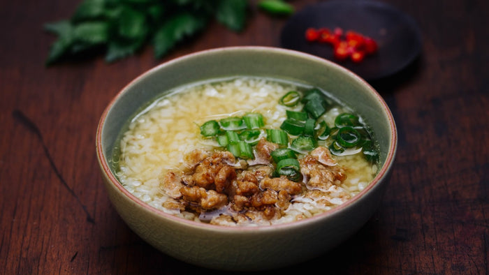 Thai-Reissuppe mit Schweinefleischbällchen - Khao Tom Gap