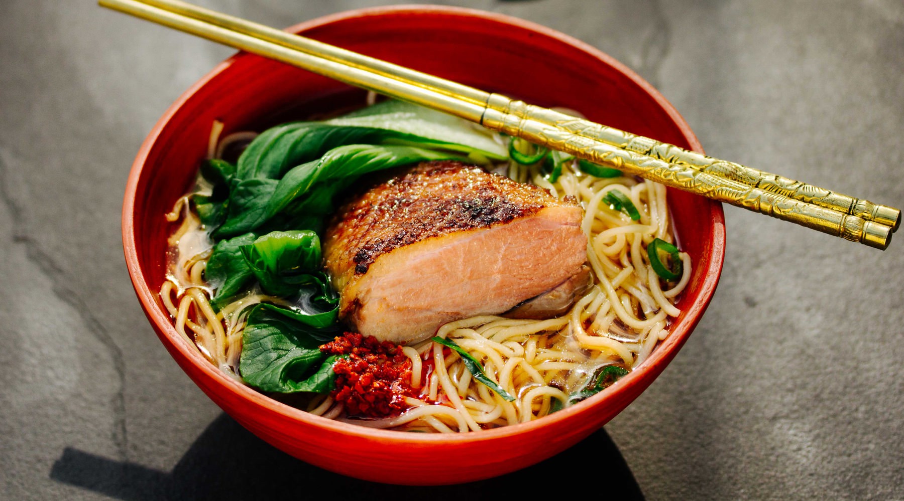 Gegrillte Ente in Thai-Nudelsuppe - Ba Mii Nahm Bpet Yang: Knusprige Ente, goldbraune Haut und eine duftende Brühe mit Weizennudeln – diese Thai-Version einer kantonesischen Nudelsuppe ist pure Wohlfühlküche. 🦆 Gewürzt mit Korianderwurzel,...