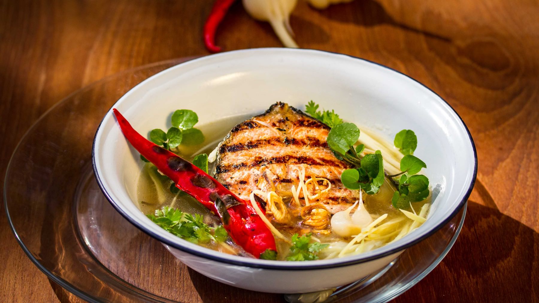 Thai-Fischsuppe mit grüner Mango - Pla Krapong Khao Thom king brung: Grüne Mango, zarter Fisch und die feine Süße von eingelegtem Knoblauch – dieser Salat lebt von der typischen Balance der Thai-Küche: süß, sauer, salzig, frisch. 🥭 Die grünen...