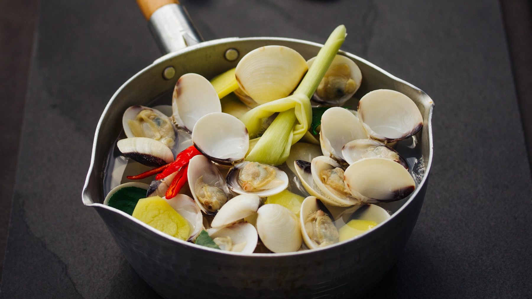 Muschelsuppe mit Ingwer und Zitronengras - Tom Takrai Hoy: Dieses einfache Muschelgericht lebt von der Frische der Venusmuscheln (Vongole) und dem aromatischen Zitronengrasduft. 🐚🌿 Frisch vom Fischhändler oder als TK-Ware aus dem Asia-Markt –...