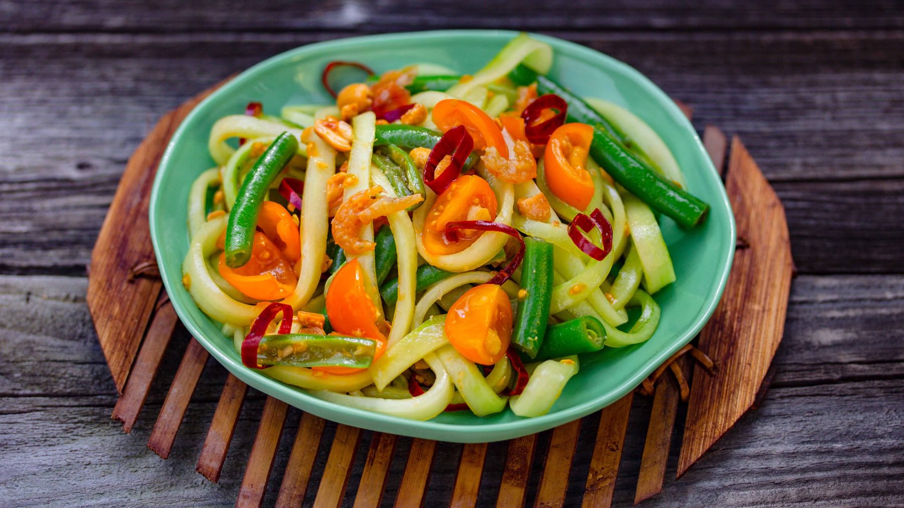 Thai Gurkensalat - Som Tam Taeng: Som Tam Thai ist der berühmte grüne Papayasalat aus Thailand – frisch, scharf, süß-sauer und einfach unwiderstehlich. 🥒 Statt Papaya kannst du aber auch ganz unkompliziert Salatgurke verwenden – perfekt für den...