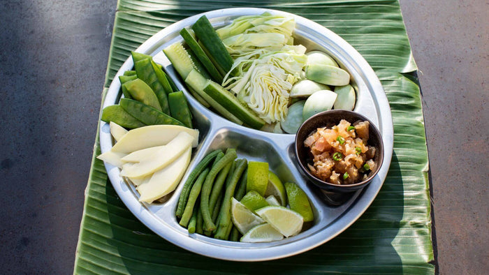 Nam Prik Num – Gegrillter Chili-Dip mit rohem Gemüse