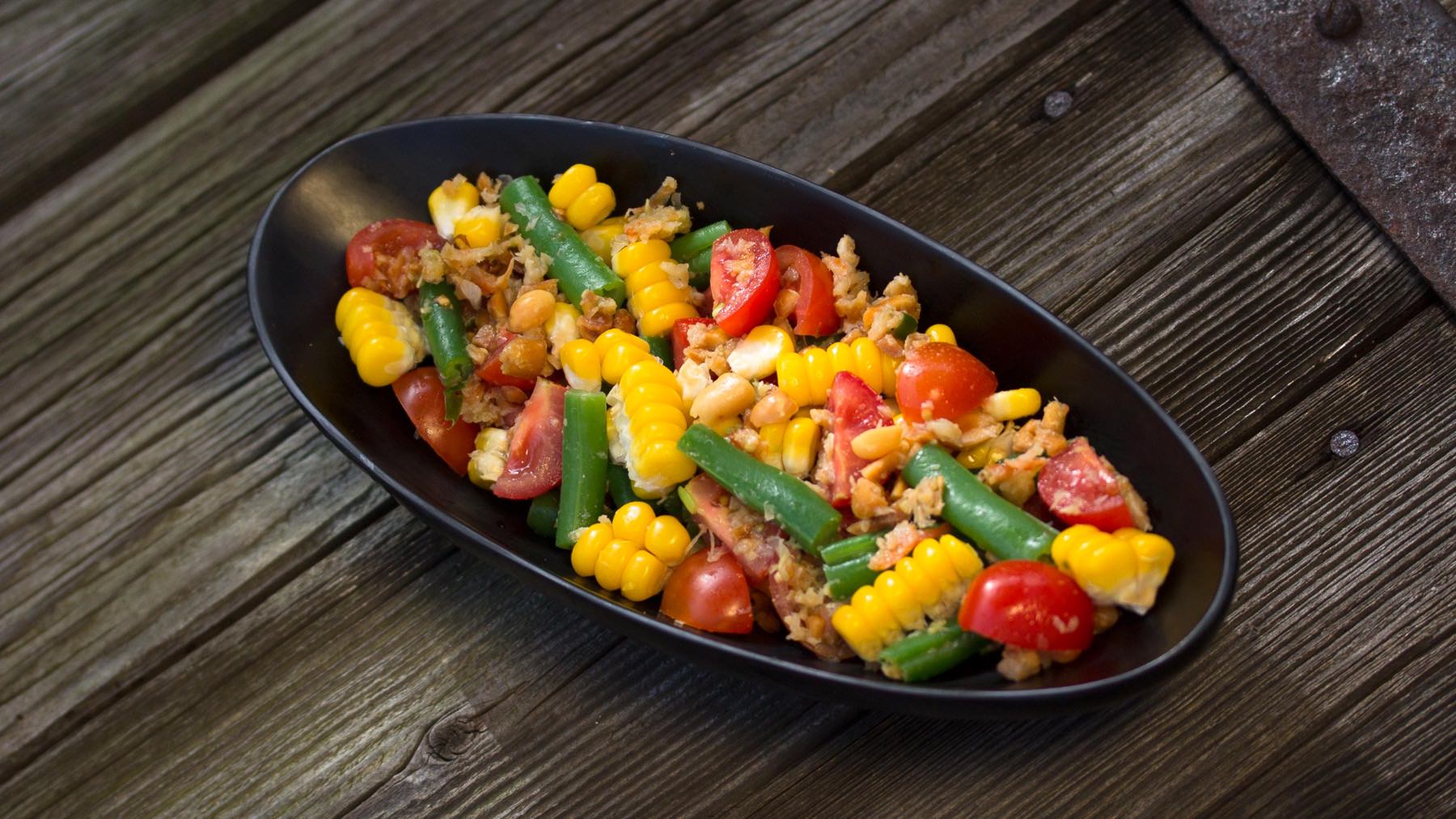 Scharfer Maissalat aus Thailand - Som Tam Khao Phot: Som Tam mal anders! 🌽 In dieser Variante wird die grüne Papaya einfach durch knackigen Mais ersetzt – für einen frischen, süß-salzig-sauren Salat, der überrascht und begeistert. Aromatische...