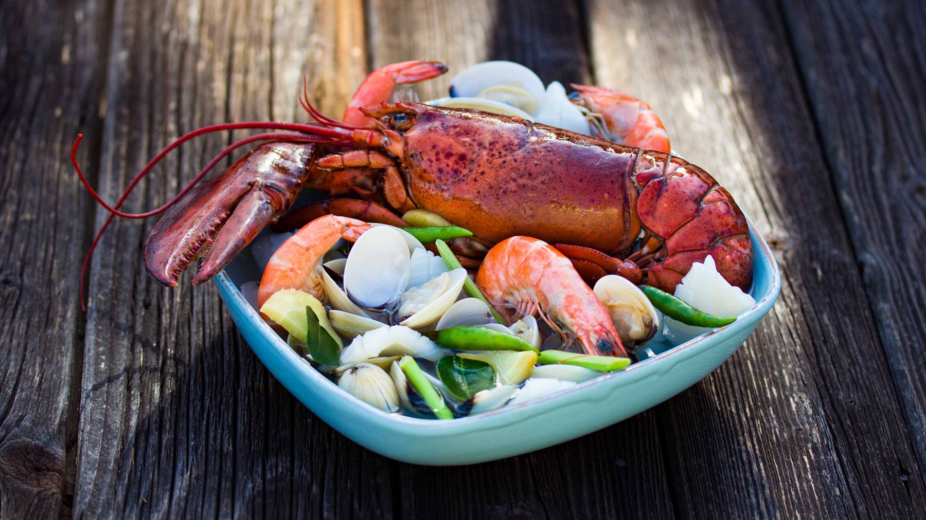 Sauer-scharfe Meeresfrüchtesuppe aus Thailand - Tom Yum Poh Taek: Tom Yum Poh Taek ist Thailands sauer-scharfe Meeresfrüchtebombe – kräftig im Geschmack und herrlich aromatisch. 🦐 Die Brühe lebt von Galgant, Zitronengras, Kaffirlimettenblättern...