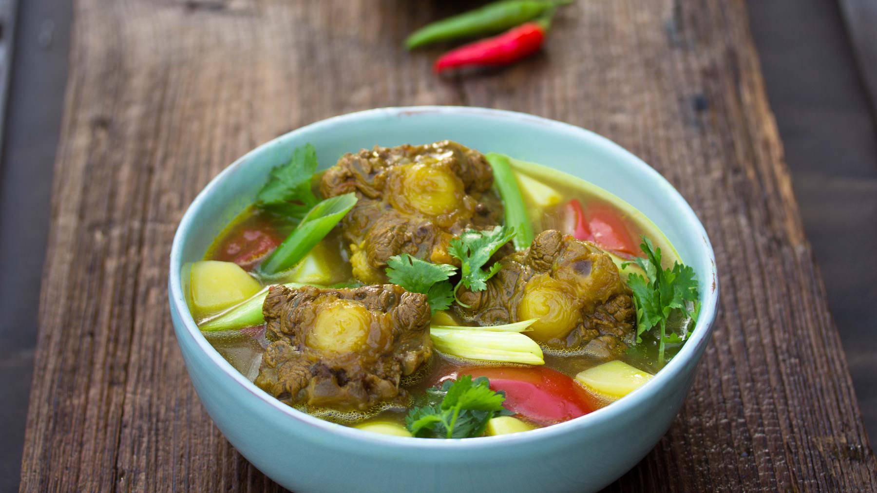 Muslimische Ochsenschwanzsuppe aus Thailand - Sup Hang Wua: Ein echtes Schmorgericht mit Seele: Diese thailändisch-muslimische Ochsenschwanzsuppe ist ein Geheimtipp, den man selbst in Thai-Restaurants selten findet. 🍲 Wie bei Massaman-Curry oder...