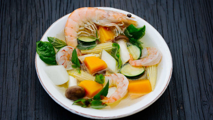 Scharfe Gemüsesuppe mit Garnelen und Thai-Basilikum - Kaeng Liang