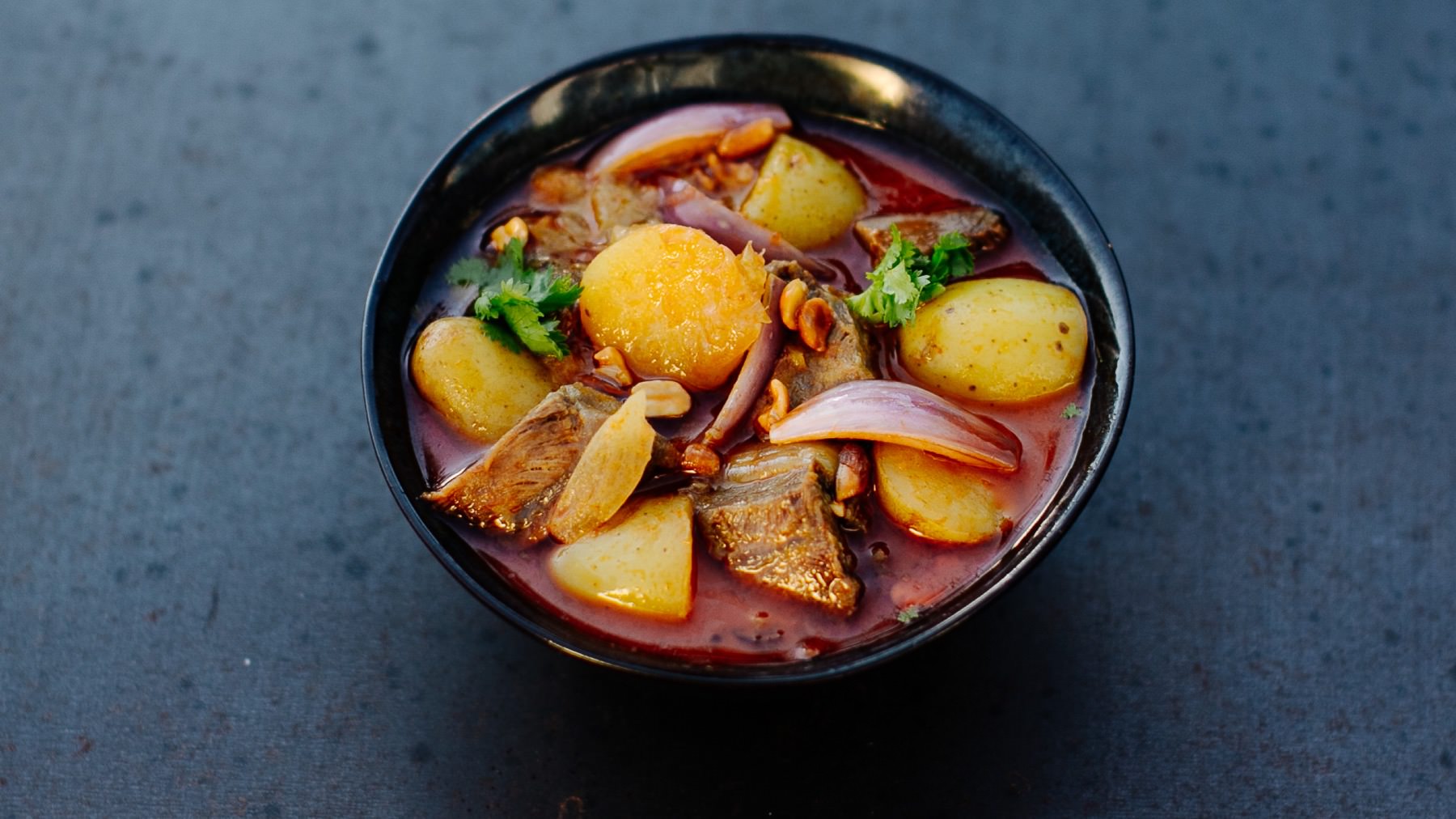 Massaman-Curry: Massaman-Curry ist ein echtes Juwel der thailändischen Küche – geprägt von orientalischen Gewürzen wie Zimt, Kreuzkümmel, Koriander und Sultaninen, verschmolzen mit thailändischen Zutaten wie Zitronengras, Tamarinde und...