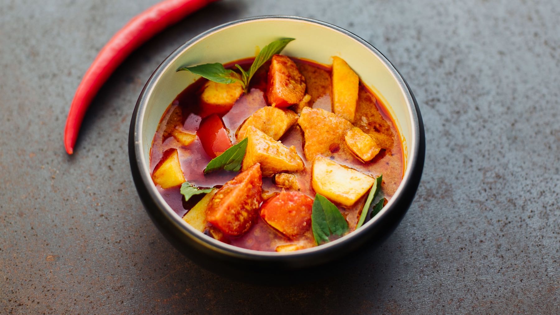 Rotes Thai Curry mit Huhn, Ananas und Tomate: Unser Rotes Thai Curry bringt dir die Aromen Thailands direkt auf den Teller – mit der perfekten Balance aus süß und sauer. 🍍 Frische Ananas sorgt für Frucht und Frische, Tomaten runden das Ganze ab....