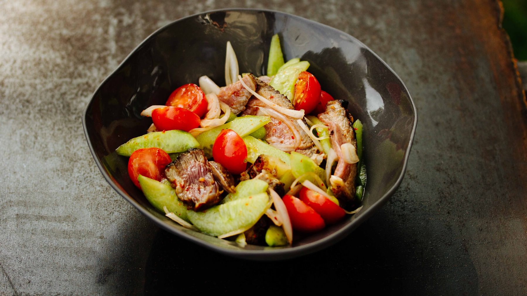 Scharfer Thai-Rindersalat mit gegrilltem Steak - Yam Nuea Yang: Yam Nuea Yang ist ein würziger Rindfleischsalat, bei dem alles auf das perfekte scharf-saure Dressing ankommt – Yam, gebändigt mit einem Hauch Kokosblütenzucker. 🥩 Das gegrillte...