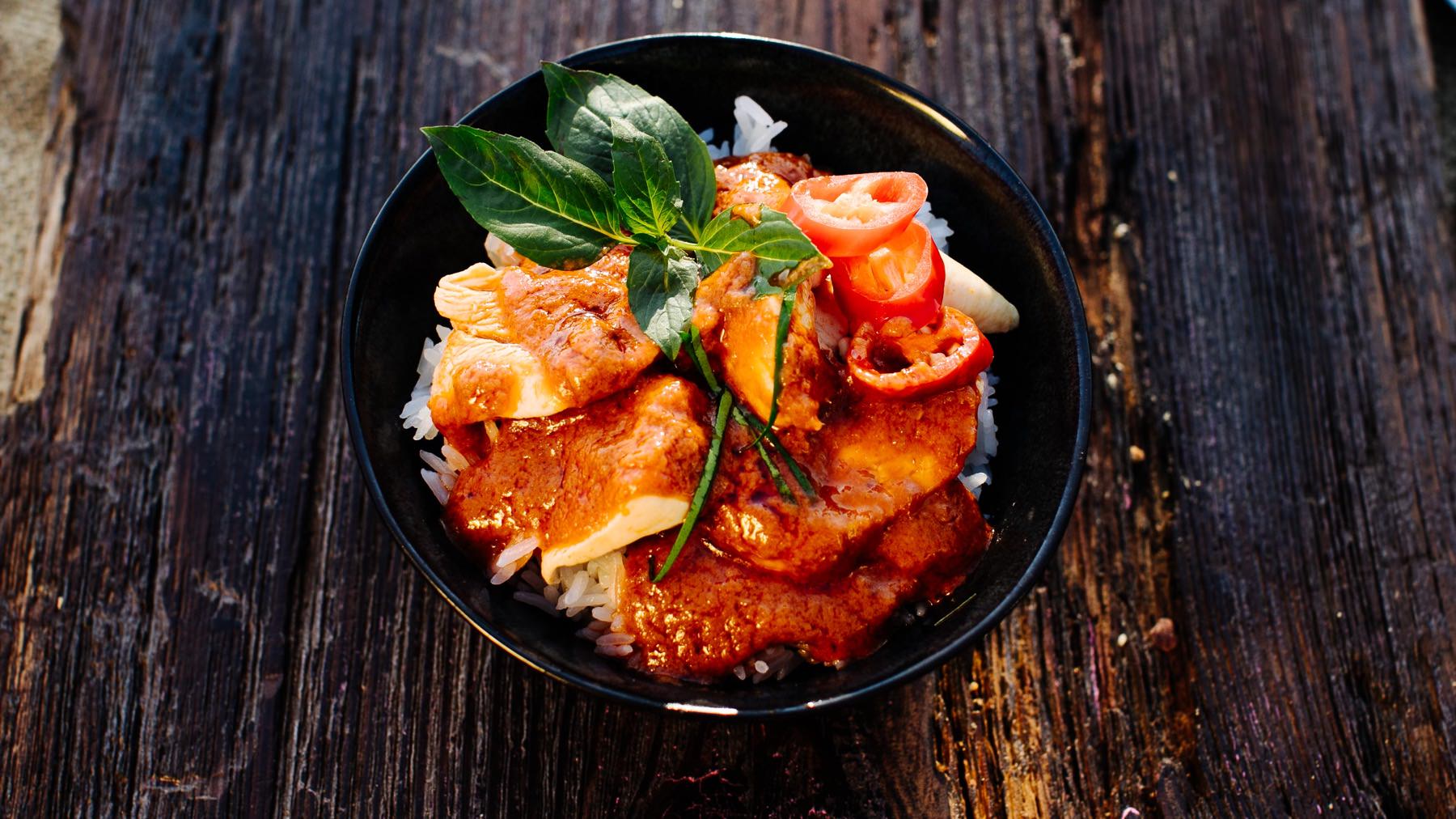 Panang Curry aus Thailand - Gaeng Panang: Panang Curry (Gang Panang) ist pure thailändische Aromamagie – cremig, nussig und tief im Geschmack verwurzelt. 🥜🌿 In unserem Rezept treffen gehackte Erdnüsse auf süßes Thai-Basilikum, Kokosmilch und eine...