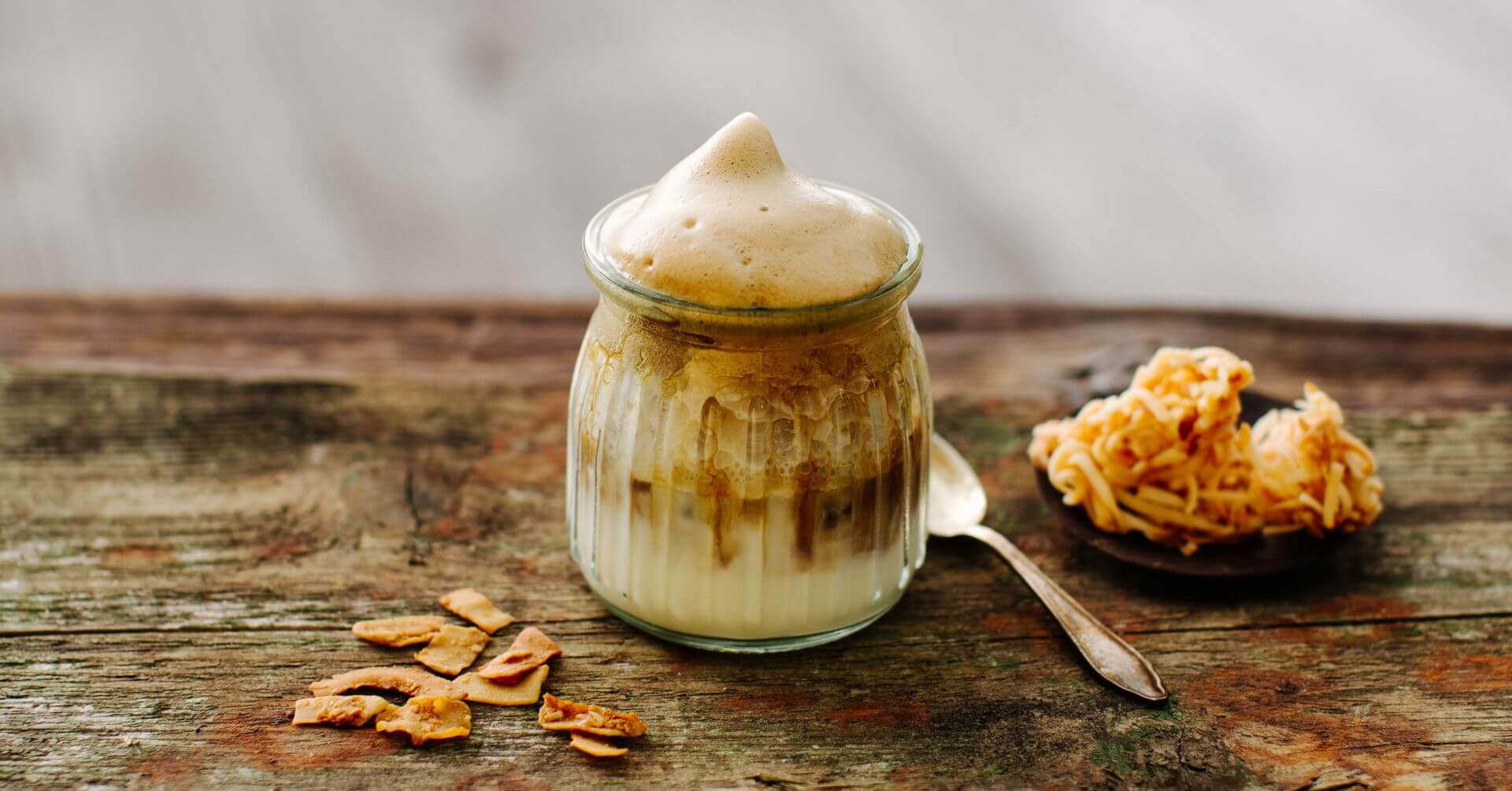 Ca Phe Dua Dalgona: Dalgona Kaffee wurde während der Corona-Pandemie 2020 in Südkorea weltberühmt – aufgeschlagen zu einer luftigen Creme aus Instantkaffee, Zucker und Wasser. ☕ In Vietnam jedoch haben Kaffeeliebhaber ihre ganz eigene Variante...