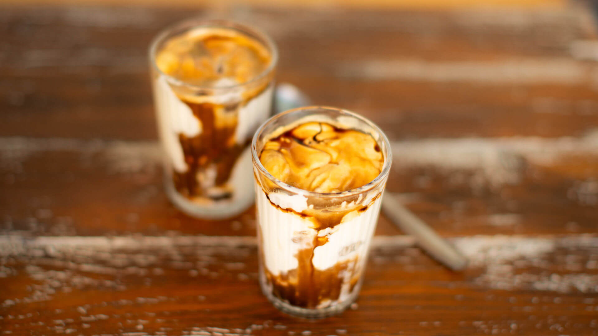 Sua Chua Ca Phe - Joghurt Kaffee aus Vietnam: Sua Chua Ca Phe vereint zwei vietnamesische Klassiker: kräftigen Robusta-Kaffee und milden, hausgemachten Joghurt. ☕🥄 Die traditionelle vietnamesische Joghurtherstellung mit gesüßter Kondensmilch und...