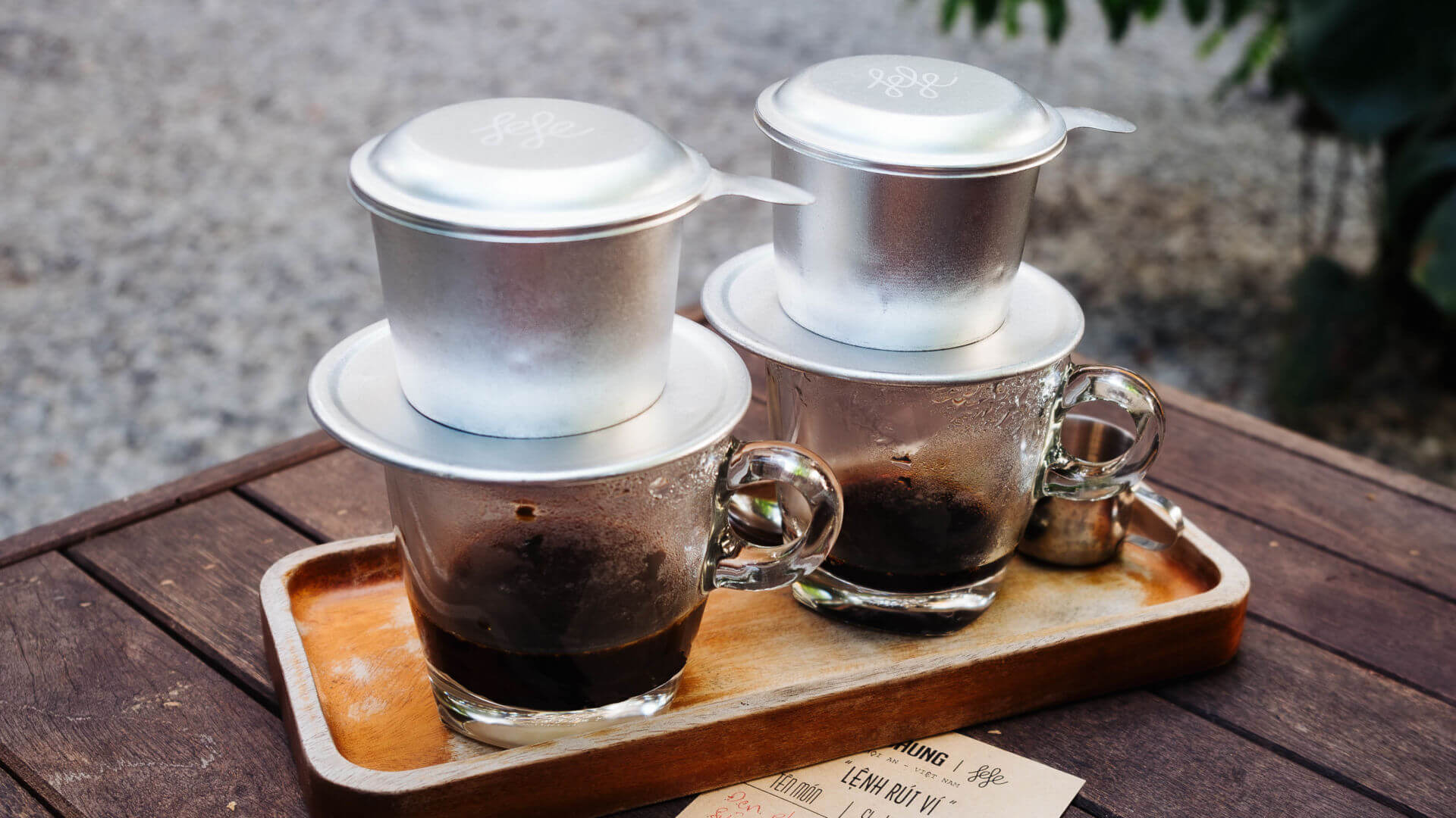 Ca Phe - Vietnamesischer Kaffee: Vietnam Kaffee ist die perfekte Basis für all unsere vietnamesischen Kaffeespezialitäten – kräftig, vollmundig und exotisch im Geschmack. ☕ Auch ohne traditionellen Metallfilter (Phin) gelingt dir dieser Kaffee...