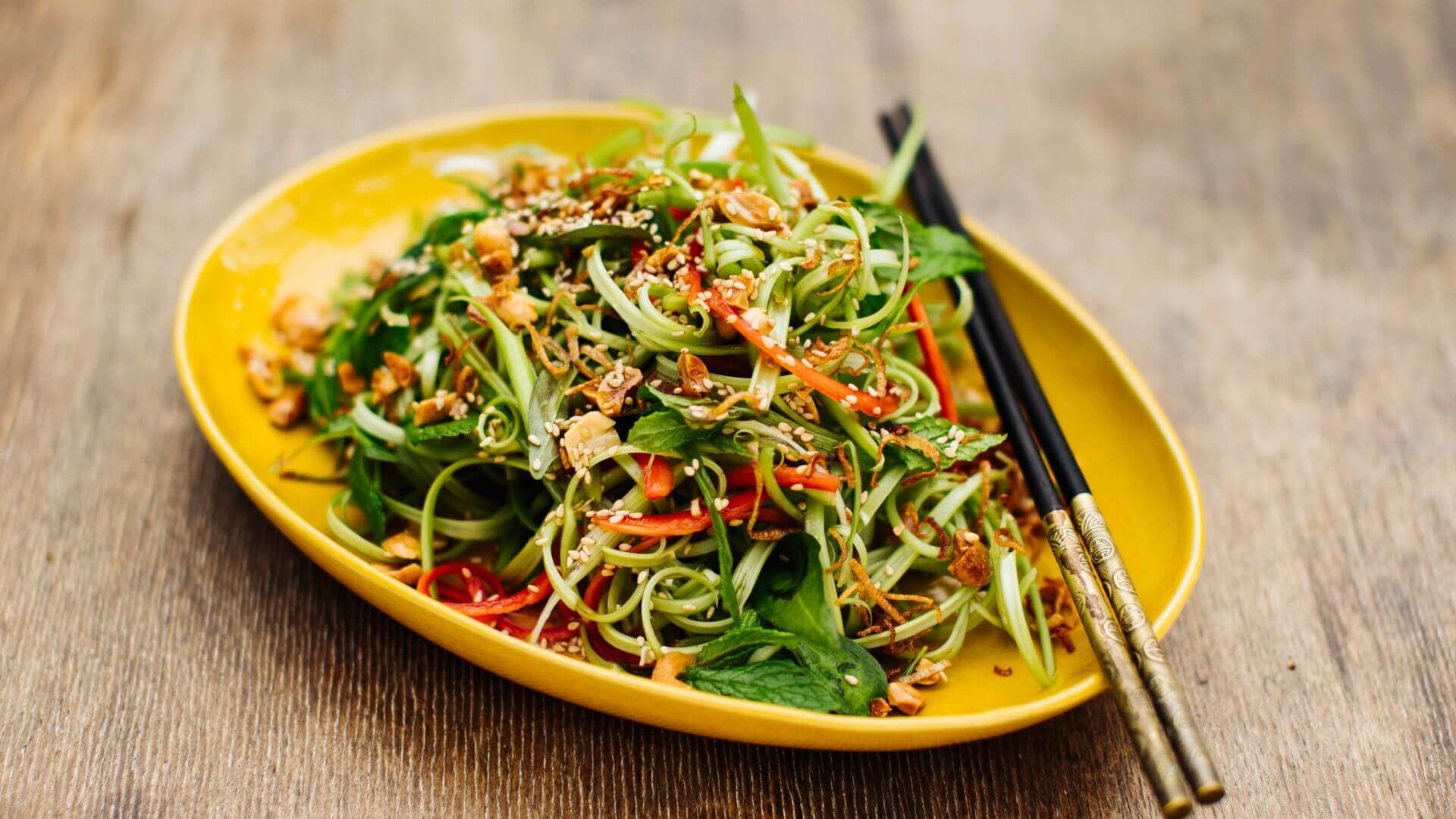 Wasserspinat-Salat mit Sesam und Erdnüssen: Wasserspinat – auch bekannt als Morning Glory – ist ein zartes, mildes Sommergemüse, das in der asiatischen Küche heiß geliebt wird. 🥬 In unserem Rezept wird er zum sommerlich-erfrischenden Salat,...