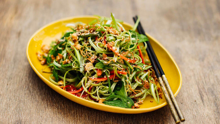 Wasserspinat-Salat mit Sesam und Erdnüssen